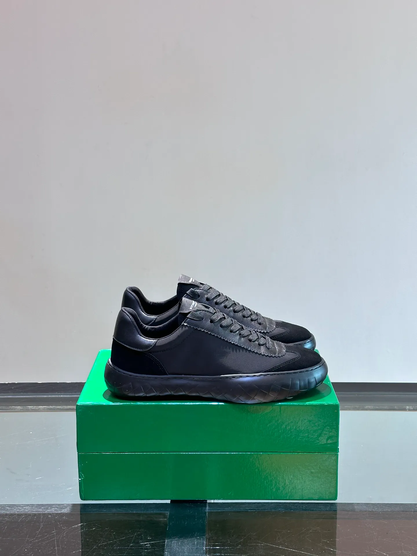 Men's shoes 💰p420 "BV" Bottega Veneta 🆕 New men's moral training sneakers, made of Sneaker technology nylon and suede, inspired by retro basketball shoes, a new interpretation of classic sneakers, light, comfortable and breathable summer essentials, the soles are made of classic woven texture, super recognizable, nylon suede splicing, full of texture! Size: 38-44 (45 customized)